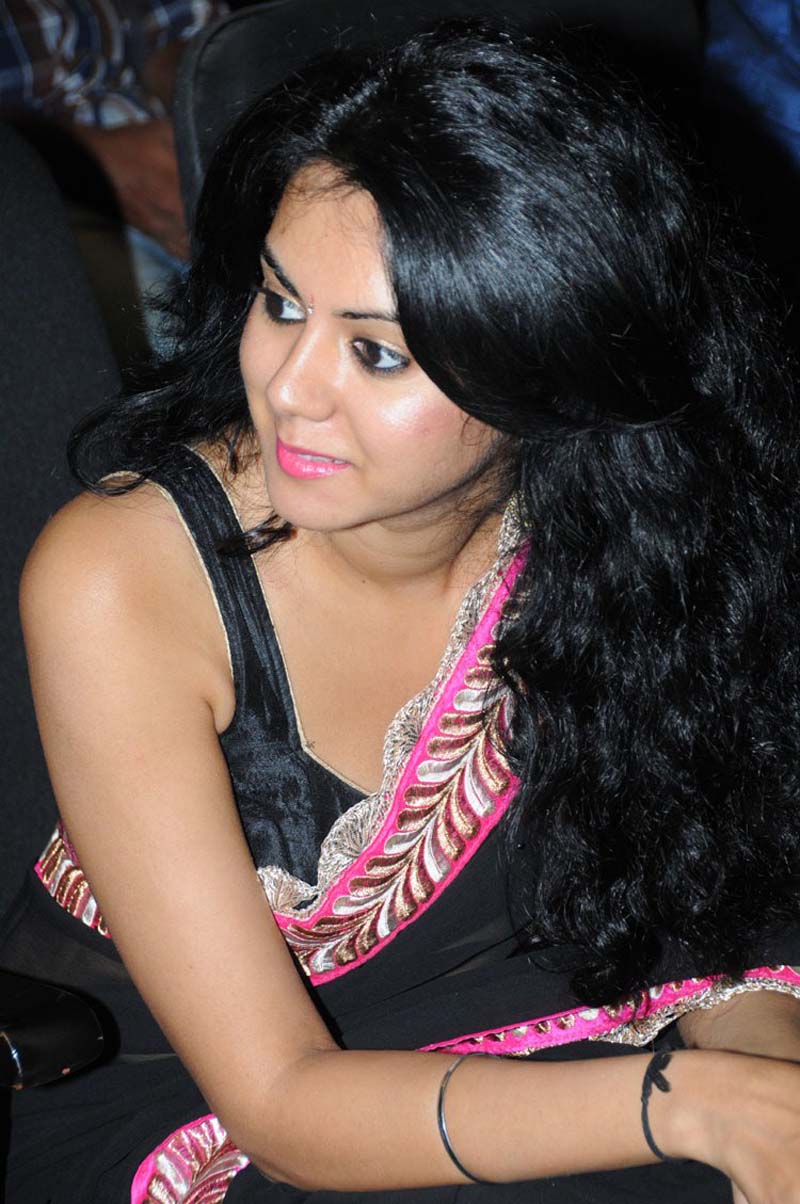 kamna-jethmalani-in sleevless saree blouse
