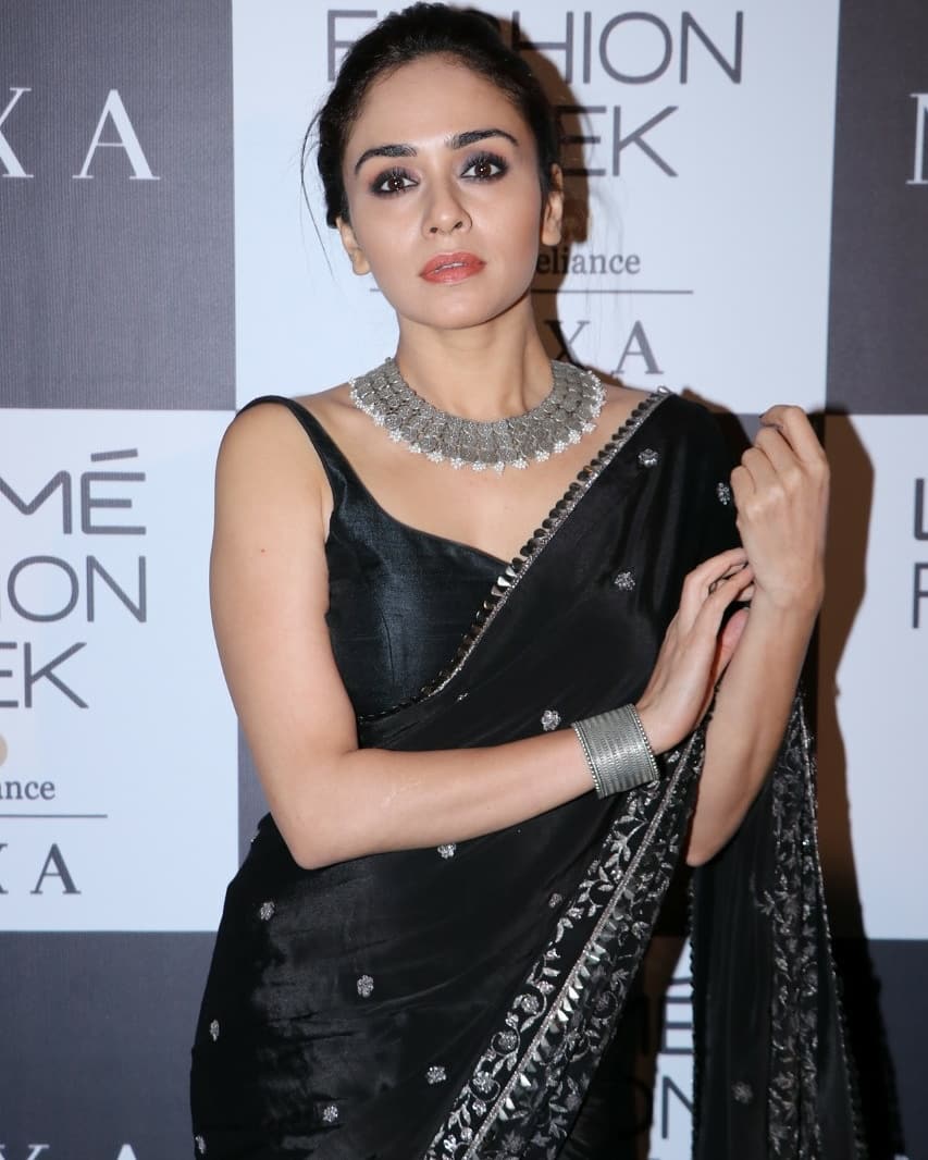 Amruta Khanvilkar in SVA By Sonam & Paras Modi Saree ...