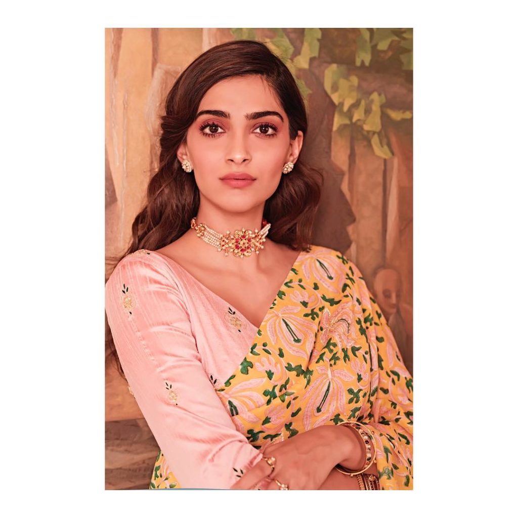 Bollywood Beauties | Sonam Kapoor | Celebrity trends, Bollywood saree, Sonam  kapoor