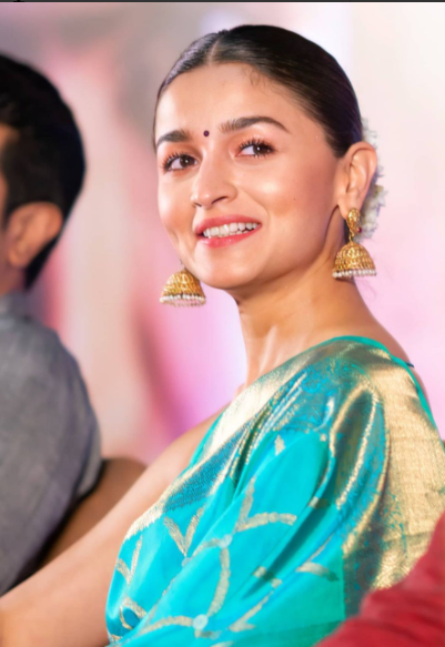 Alia Bhatt treated us to a traditional look in dual-toned pink and neon  saree as she promotes Rocky Aur Rani Kii Prem Kahaani in Vadodara :  Bollywood News - Bollywood Hungama